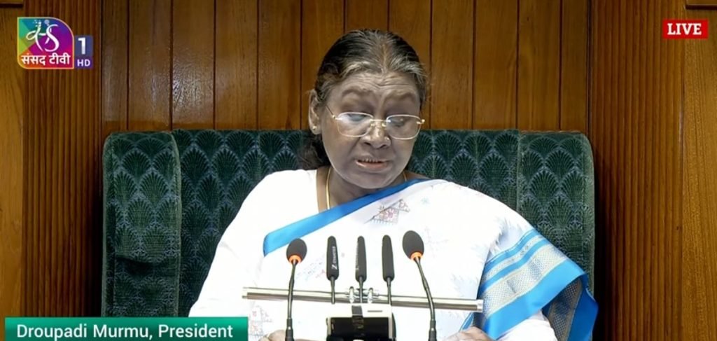 राष्ट्रपति द्रौपदी मुर्मू के अभिभाषण के साथ ही संसद का बजट सत्र आज से शुरू हो गया है. राष्ट्रपति द्रौपदी मुर्मू ने संसद के संयुक्त सत्र को संबोधित करते हुए केंद्र सरकार के कामों को गिनाया.साथ ही ‘एक राष्ट्र, एक चुनाव’ और वक्फ संशोधन जैसे विधेयक का जिक्र किया. राष्ट्रपति मुर्मू के अभिभाषण से जुड़ी 10 बड़ी बातों पर नजर डालते हैं. राष्ट्रपति मुर्मू ने ‘सबका साथ, सबका विकास’ का जिक्र किया. उन्होंने कहा कि मेरी सरकार का मंत्र ‘सबका साथ, सबका विकास, सबका विश्वास और सबका प्रयास है और इसी पर हम काम कर रहे हैं. राष्ट्र प्रथम की भावना से सरकार आगे बढ़ रही है. अनुच्छेद 370 हटने के बाद जम्मू-कश्मीर में विकास का वातावरण हुआ है. उन्होंने देश के बुनियादी ढांचे के बढ़े बजट का जिक्र किया. संसद के संयुक्त अधिवेशन को संबोधित करते हुए राष्ट्रपति मुर्मू ने कहा, “हमारा एक ही लक्ष्य है, विकसित भारत बनना. 10 साल में बुनियादी ढांचे का बजट पांच गुना बढ़ा है.” राष्ट्रपति ने भारत में टेक्नोलॉजी पर भी प्रकाश डाला. उन्होंने कहा, “दुनिया के विकसित देश भी भारत की यूपीआई लेनदेन प्रणाली की सफलता से प्रभावित हैं. भारत टेक्नोलॉजी का ग्लोबल प्लेयर है, यहां डिजी लॉकर और यूपीआई जैसी सेवाएं हैं.” उन्होंने आर्टिफिशियल इंटेलिजेंस के बारे में भी बात की. उन्होंने कहा, “आज हमारे युवा स्टार्टअप से लेकर खेल और अंतरिक्ष तक हर क्षेत्र में देश का नाम रोशन कर रहे हैं. भारत आर्टिफिशियल इंटेलिजेंस और प्रौद्योगिकी अपनाने के क्षेत्र में दुनिया को रास्ता दिखा रहा है. डिजिटल टेक्नोलॉजी, स्टार्टअप, इनोवेशन में भारत आगे है.” भारत में गरीबी को मात देने के लिए सरकार द्वारा उठाए गए कदम की तारीफ की. राष्ट्रपति ने कहा, “गरीब को गरिमापूर्ण जीवन मिले, इसके लिए हम प्रयासरत हैं. देश के 25 करोड़ लोग गरीबी को परास्त कर आज अपने जीवन में आगे बढ़ रहे हैं. हमने न्यू मिडिल क्लास का ऐसा प्लेटफॉर्म तैयार किया जो नई ऊर्जा से भर रहा है.” राष्ट्रपति ने आठवें वेतन आयोग के गठन की तैयारी को भी सराहा. उन्होंने कहा कि सरकारी कर्मचारियों के सम्मान के लिए आठवें वेतन आयोग के गठन का निर्णय लिया है. केंद्र सरकार के लाखों कर्मचारियों के यूनिफाइड पेंशन के तहत 50 फीसदी निश्चित पेंशन देने का फैसला लिया गया है. देश में बढ़ते पेपर लीक मामलों पर भी राष्ट्रपति बोलीं. राष्ट्रपति ने कहा कि पेपर लीक को रोकने के लिए नया कानून लागू हुआ. छात्रों को उच्च शिक्षा में सहायता के लिए योजना शुरू की गई. 500 कंपनियों में इन्हें इंटर्नशिप भी दी जाएगी. ‘वन नेशन, वन इलेक्शन’ समेत कई विधेयकों को लेकर राष्ट्रपति द्रौपदी मुर्मू ने कहा, “सरकार ने ‘एक राष्ट्र, एक चुनाव’ और वक्फ संशोधन विधेयक की दिशा में भी कदम उठाए हैं.” साइबर सुरक्षा को उन्होंने राष्ट्रीय सुरक्षा के लिए बड़ी चुनौती बताया. राष्ट्रपति मुर्मू ने कहा, “मेरी सरकार साइबर सुरक्षा में दक्षता सुनिश्चित करने की दिशा में निरंतर काम कर रही है. डिजिटल धोखाधड़ी, साइबर अपराध और डीपफेक सामाजिक, वित्तीय और राष्ट्रीय सुरक्षा के लिए गंभीर चुनौतियां हैं.” उन्होंने देश में महिलाओं के बढ़ते प्रतिनिधित्व को भी सराहा. उन्होंने कहा, “यह बहुत गर्व की बात है कि आज बड़ी संख्या में महिलाएं लड़ाकू विमान उड़ा रही हैं, पुलिस में शामिल हो रही हैं और देश में कॉर्पोरेट्स का नेतृत्व भी कर रही हैं. हमारी बेटियां ओलंपिक पदक जीतकर देश को गौरवान्वित कर रही हैं.”
