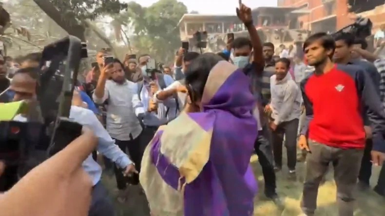 जहालत तो देखो! बांग्लादेशी छात्रों की झुंड ने महिला को दबोचा, भीड़ के बीच करने लगे गंदी हरकत, Video शर्मिंदा कर देगा