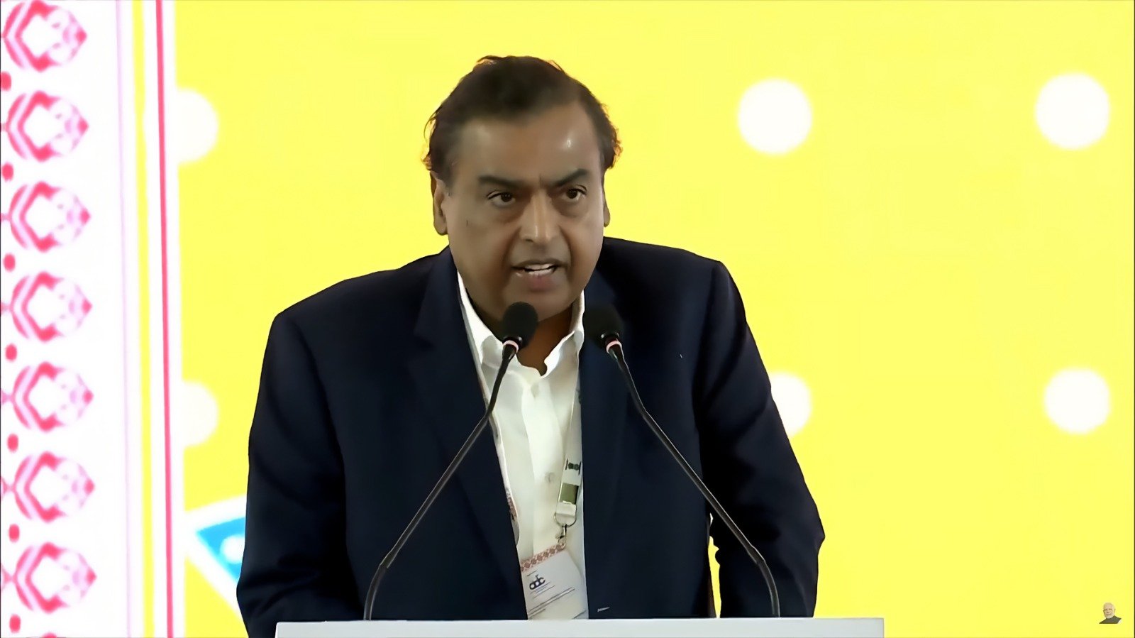 असम में निवेश बढ़ाकर 50 हजार करोड़ करेगी रिलायंस • AI-रेडी एज डेटा सेंटर बनाएगी रिलायंस • रिलायंस रिटेल प्रदेश में स्टोर्स की तादाद 400 से बढ़ाकर 800 करेगा • 2 प्लांट्स में 8 लाख टन स्वच्छ बायोगैस का उत्पादन होगा गुवाहाटी, 25 फरवरी, 2025: रिलायंस इंडस्ट्रीज के चेयरमैन मुकेश अंबानी ने असम में अगले पांच वर्षों में कंपनी का निवेश चौगुना करके 50 हजार करोड़ करने की घोषणा की। अंबानी ने बताया की रिलायंस पहले ही प्रदेश में 12 हजार करोड़ से अधिक का निवेश कर चुकी है। जो उसकी 5 हजार करोड़ की प्रतिबद्धता से कहीं अधिक है। मुकेश अंबानी गुवाहाटी में ‘एडवांटेज असम 2.0 समिट’ में बोल रहे थे। अंबानी ने रिलायंस की प्राथमिकताएं गिनवाते हुए बताया कि वे असम को AI-रेडी बनाना चाहते हैं। असम में विश्व स्तरीय कनेक्टिविटी इंफ्रास्ट्रक्चर बनाने के बाद, अब रिलायंस यहां कंप्यूटिंग इंफ्रास्ट्रक्चर स्थापित करेगी। उन्होंने घोषणा की कि रिलायंस असम में AI-रेडी एज डेटा सेंटर बनाएगी। रिलायंस रिटेल भी प्रदेश में अपने स्टोर्स की तादाद 400 से बढ़ा कर 800 करने वाला है। जिससे युवाओं के लिए प्रत्यक्ष और अप्रत्यक्ष रूप से हजारों रोजगार के अवसर पैदा होंगे। असम को स्वच्छ और हरित ऊर्जा का केंद्र बनाने की प्रतिबद्धता भी उन्होंने जाहिर की। परमाणु ऊर्जा के साथ असम की बंजर भूमि पर दो बायोगैस प्लांट भी लगाए जाएंगे। इनसे सालाना 8 लाख टन स्वच्छ बायोगैस का उत्पादन होगा, जो हर दिन 2 लाख यात्री वाहनों को ईंधन देंगे। अंबानी ने असम में एक मेगा फूड पार्क बनाने की भी घोषणा की, जो असम को देश विदेश में खाद्य और अखाद्य उपभोक्ता उत्पादों का सप्लायर बनने में मदद करेगा। उन्होंने हाल ही में असम में बने कैंपा के बॉटलिंग प्लांट का भी जिक्र किया।