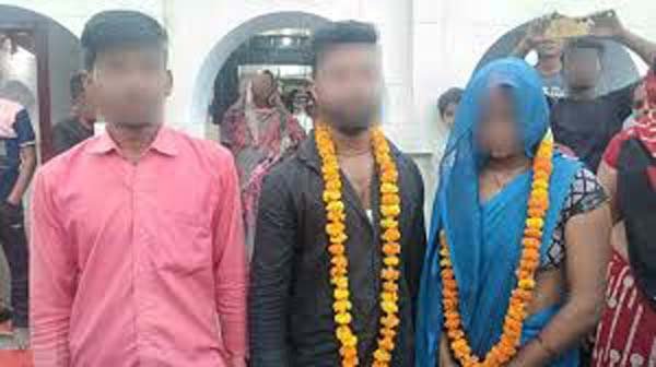 यह घटना उत्तर प्रदेश के संत कबीरनगर जिले से सामने आई है, जिसमें एक महिला ने अपने दो बच्चों और पति को छोड़कर अपने प्रेमी के साथ शादी कर ली। हैरान करने वाली बात यह है कि महिला का पति खुद अपनी पत्नी को उसके प्रेमी के हवाले कर दिया और इस शादी को कराने में मदद की। इस घटना के अनुसार, महिला ने अपने पति के साथ संबंध खत्म कर अपने प्रेमी से शादी करने का फैसला लिया। पति ने न केवल अपनी पत्नी को उसके प्रेमी को सौंपा, बल्कि पूरी प्रक्रिया को लेकर उसे सहमति भी दी। यह घटनाक्रम रिश्तों की एक अनूठी और चौंकाने वाली तस्वीर पेश करता है, जिसमें पारिवारिक संबंधों की जटिलता और मनुष्य के भावनात्मक निर्णयों का एक अलग ही पहलू सामने आता है।