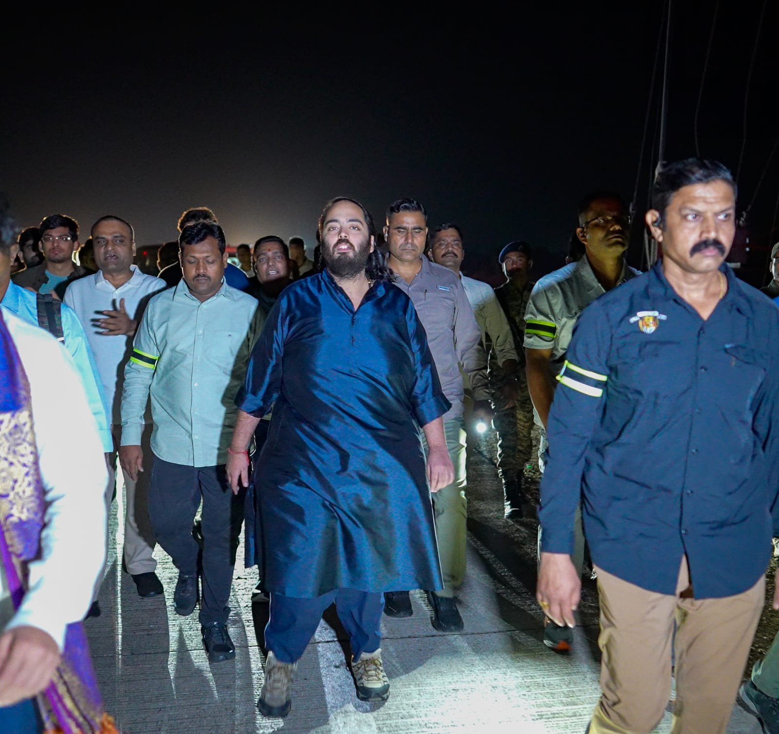 जामनगर से द्वारका तक धार्मिक पदयात्रा पर अनंत अंबानी, भक्तिभाव से जुड़ रहे लोग