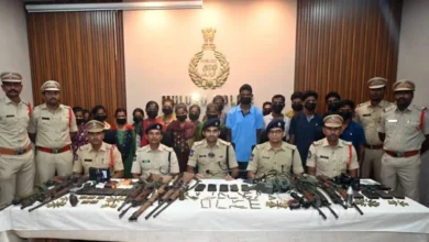 छत्तीसगढ़-तेलंगाना सीमा पर पुलिस की बड़ी कामयाबी: 20 नक्सली गिरफ्तार, भारी मात्रा में हथियार बरामद