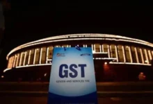 12% टैक्स स्लैब खत्म करने की तैयारी! रोजमर्रा के सैकड़ों सामान हो सकते हैं सस्ते, दवाओं पर भी राहत संभव 📰 न्यूज़ रिपोर्ट: GST में जल्द हो सकता है ऐतिहासिक बदलाव: सरकार 12% टैक्स स्लैब हटाकर लाएगी सादगी, सस्ते होंगे जूते-चप्पल, मिठाइयाँ और दवाएं! 8 साल बाद, केंद्र सरकार GST टैक्स स्ट्रक्चर में एक बड़ा सुधार करने जा रही है। मौजूदा चार स्लैब (5%, 12%, 18%, 28%) में से 12% वाले टैक्स स्लैब को हटाकर उसमें आने वाले कई उत्पादों को 5% टैक्स श्रेणी में लाने की योजना है। इससे आम जनता को सीधे कीमतों में राहत मिल सकती है। जूते, मिठाई, डेयरी प्रोडक्ट, कुछ कपड़े, घरेलू सामान, फर्नीचर, ड्रायफ्रूट्स और सौंदर्य प्रसाधनों जैसी वस्तुओं पर असर पड़ेगा। इसके साथ ही सरकार उन महंगी वस्तुओं पर लगने वाले 22% सेस को भी सीधे जीएसटी में शामिल करने पर विचार कर रही है। 💊 जरूरी दवाएं भी हो सकती हैं सस्ती इस समय कई आवश्यक दवाएं 12% GST स्लैब में आती हैं। यदि इन्हें भी 5% टैक्स में लाया जाता है, तो इलाज की लागत में सीधी कटौती होगी। जानकार मानते हैं कि जीवन रक्षक दवाएं पहले से 5% या टैक्स फ्री हैं, लेकिन अन्य दवाओं को भी इसी श्रेणी में लाना तर्कसंगत होगा। 🚗 सेस को GST में शामिल करने का प्रस्ताव वर्तमान में कारों, सिगरेट, कोल्ड ड्रिंक्स पर 28% जीएसटी + 22% सेस लगता है। सरकार का प्लान है कि यह सेस हटाकर सीधा 50% जीएसटी लागू किया जाए, जिससे सिस्टम पारदर्शी होगा और राज्यों को अधिक राजस्व मिलेगा। हालांकि, सरकार का दावा है कि इसका बोझ आम उपभोक्ता पर नहीं पड़ेगा, क्योंकि टैक्स केवल दिखने के तरीके में बदलेगा, राशि में नहीं। 📉 किन वस्तुओं पर पड़ेगा सबसे ज़्यादा असर? अगर 12% स्लैब हटा और उसे 5% में समाहित किया गया, तो इन पर होगा सीधा असर: मिठाई, बटर, घी, कंडेन्स्ड मिल्क 1000 रुपये तक के जूते और कपड़े टॉफी-कैंडी, फलों की जेली, पेस्ट, जैम सूखे मेवे, ब्राजील नट्स, पिस्ता, किशमिश पास्ता, नूडल्स, मेयोनीज, सलाद ड्रेसिंग सजावटी सामान, मूर्तियाँ, चश्मे हस्तशिल्प, हेंडीक्राफ्ट्स, फर्नीचर फिटनेस इक्विपमेंट, खेल सामग्री सोया बरी, नमकीन, डिब्बाबंद टमाटर-मशरूम 📊 टैक्स स्ट्रक्चर और राज्यों का हिस्सा GST में टैक्स दो भागों में बंटा होता है – CGST (केंद्र) और SGST (राज्य)। केंद्र 41% टैक्स आय राज्यों को देता है। सेस को अगर GST में समाहित किया जाता है तो उसका भी हिस्सा राज्यों को मिलेगा, लेकिन कुछ राज्य इस बदलाव को लेकर चिंतित हैं। 📆 कब होगा फैसला? GST काउंसिल की अगली बैठक जुलाई के तीसरे सप्ताह या संसद सत्र के बाद होगी। इसमें इन महत्वपूर्ण मुद्दों पर चर्चा होगी: 12% स्लैब हटाने का प्रस्ताव सेस को GST में शामिल करने की रणनीति GST अपीलेट ट्रिब्यूनल का गठन ऑनलाइन गेमिंग, बीमा और रियल एस्टेट के लिए नियम स्पष्ट करना ✅ आम जनता को क्या मिलेगा फायदा? रोज़ाना इस्तेमाल होने वाली वस्तुएं होंगी सस्ती इलाज का खर्च कम हो सकता है टैक्स प्रक्रिया होगी सरल और पारदर्शी व्यापारियों को कम होगी कागजी कार्यवाही उपभोक्ताओं को मिलेगा मूल्य का स्पष्ट विवरण 🏷️ Suggested Tags / Hashtags: #GSTReform2025 #12PercentGSTSlab #GSTNewsIndia #GoodsGettingCheaper #TaxReform #GSTUpdate2025 #ModiSarkar #DawaiSasti #BudgetRelief #GSTRationalization #CommonManBenefit #BreakingTaxNews