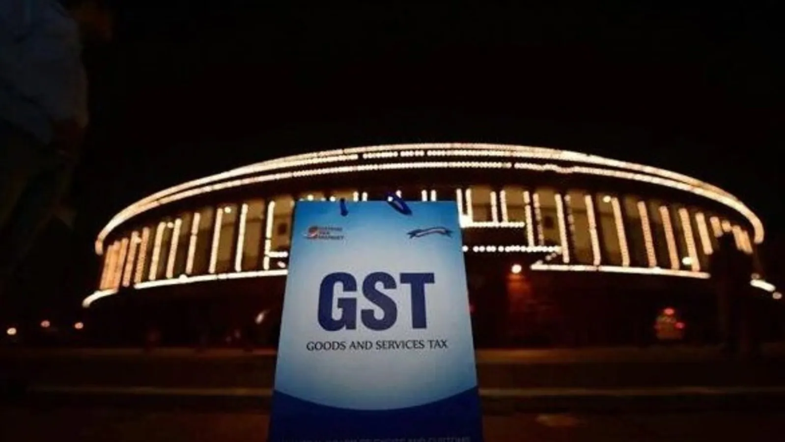 12% टैक्स स्लैब खत्म करने की तैयारी! रोजमर्रा के सैकड़ों सामान हो सकते हैं सस्ते, दवाओं पर भी राहत संभव 📰 न्यूज़ रिपोर्ट: GST में जल्द हो सकता है ऐतिहासिक बदलाव: सरकार 12% टैक्स स्लैब हटाकर लाएगी सादगी, सस्ते होंगे जूते-चप्पल, मिठाइयाँ और दवाएं! 8 साल बाद, केंद्र सरकार GST टैक्स स्ट्रक्चर में एक बड़ा सुधार करने जा रही है। मौजूदा चार स्लैब (5%, 12%, 18%, 28%) में से 12% वाले टैक्स स्लैब को हटाकर उसमें आने वाले कई उत्पादों को 5% टैक्स श्रेणी में लाने की योजना है। इससे आम जनता को सीधे कीमतों में राहत मिल सकती है। जूते, मिठाई, डेयरी प्रोडक्ट, कुछ कपड़े, घरेलू सामान, फर्नीचर, ड्रायफ्रूट्स और सौंदर्य प्रसाधनों जैसी वस्तुओं पर असर पड़ेगा। इसके साथ ही सरकार उन महंगी वस्तुओं पर लगने वाले 22% सेस को भी सीधे जीएसटी में शामिल करने पर विचार कर रही है। 💊 जरूरी दवाएं भी हो सकती हैं सस्ती इस समय कई आवश्यक दवाएं 12% GST स्लैब में आती हैं। यदि इन्हें भी 5% टैक्स में लाया जाता है, तो इलाज की लागत में सीधी कटौती होगी। जानकार मानते हैं कि जीवन रक्षक दवाएं पहले से 5% या टैक्स फ्री हैं, लेकिन अन्य दवाओं को भी इसी श्रेणी में लाना तर्कसंगत होगा। 🚗 सेस को GST में शामिल करने का प्रस्ताव वर्तमान में कारों, सिगरेट, कोल्ड ड्रिंक्स पर 28% जीएसटी + 22% सेस लगता है। सरकार का प्लान है कि यह सेस हटाकर सीधा 50% जीएसटी लागू किया जाए, जिससे सिस्टम पारदर्शी होगा और राज्यों को अधिक राजस्व मिलेगा। हालांकि, सरकार का दावा है कि इसका बोझ आम उपभोक्ता पर नहीं पड़ेगा, क्योंकि टैक्स केवल दिखने के तरीके में बदलेगा, राशि में नहीं। 📉 किन वस्तुओं पर पड़ेगा सबसे ज़्यादा असर? अगर 12% स्लैब हटा और उसे 5% में समाहित किया गया, तो इन पर होगा सीधा असर: मिठाई, बटर, घी, कंडेन्स्ड मिल्क 1000 रुपये तक के जूते और कपड़े टॉफी-कैंडी, फलों की जेली, पेस्ट, जैम सूखे मेवे, ब्राजील नट्स, पिस्ता, किशमिश पास्ता, नूडल्स, मेयोनीज, सलाद ड्रेसिंग सजावटी सामान, मूर्तियाँ, चश्मे हस्तशिल्प, हेंडीक्राफ्ट्स, फर्नीचर फिटनेस इक्विपमेंट, खेल सामग्री सोया बरी, नमकीन, डिब्बाबंद टमाटर-मशरूम 📊 टैक्स स्ट्रक्चर और राज्यों का हिस्सा GST में टैक्स दो भागों में बंटा होता है – CGST (केंद्र) और SGST (राज्य)। केंद्र 41% टैक्स आय राज्यों को देता है। सेस को अगर GST में समाहित किया जाता है तो उसका भी हिस्सा राज्यों को मिलेगा, लेकिन कुछ राज्य इस बदलाव को लेकर चिंतित हैं। 📆 कब होगा फैसला? GST काउंसिल की अगली बैठक जुलाई के तीसरे सप्ताह या संसद सत्र के बाद होगी। इसमें इन महत्वपूर्ण मुद्दों पर चर्चा होगी: 12% स्लैब हटाने का प्रस्ताव सेस को GST में शामिल करने की रणनीति GST अपीलेट ट्रिब्यूनल का गठन ऑनलाइन गेमिंग, बीमा और रियल एस्टेट के लिए नियम स्पष्ट करना ✅ आम जनता को क्या मिलेगा फायदा? रोज़ाना इस्तेमाल होने वाली वस्तुएं होंगी सस्ती इलाज का खर्च कम हो सकता है टैक्स प्रक्रिया होगी सरल और पारदर्शी व्यापारियों को कम होगी कागजी कार्यवाही उपभोक्ताओं को मिलेगा मूल्य का स्पष्ट विवरण 🏷️ Suggested Tags / Hashtags: #GSTReform2025 #12PercentGSTSlab #GSTNewsIndia #GoodsGettingCheaper #TaxReform #GSTUpdate2025 #ModiSarkar #DawaiSasti #BudgetRelief #GSTRationalization #CommonManBenefit #BreakingTaxNews