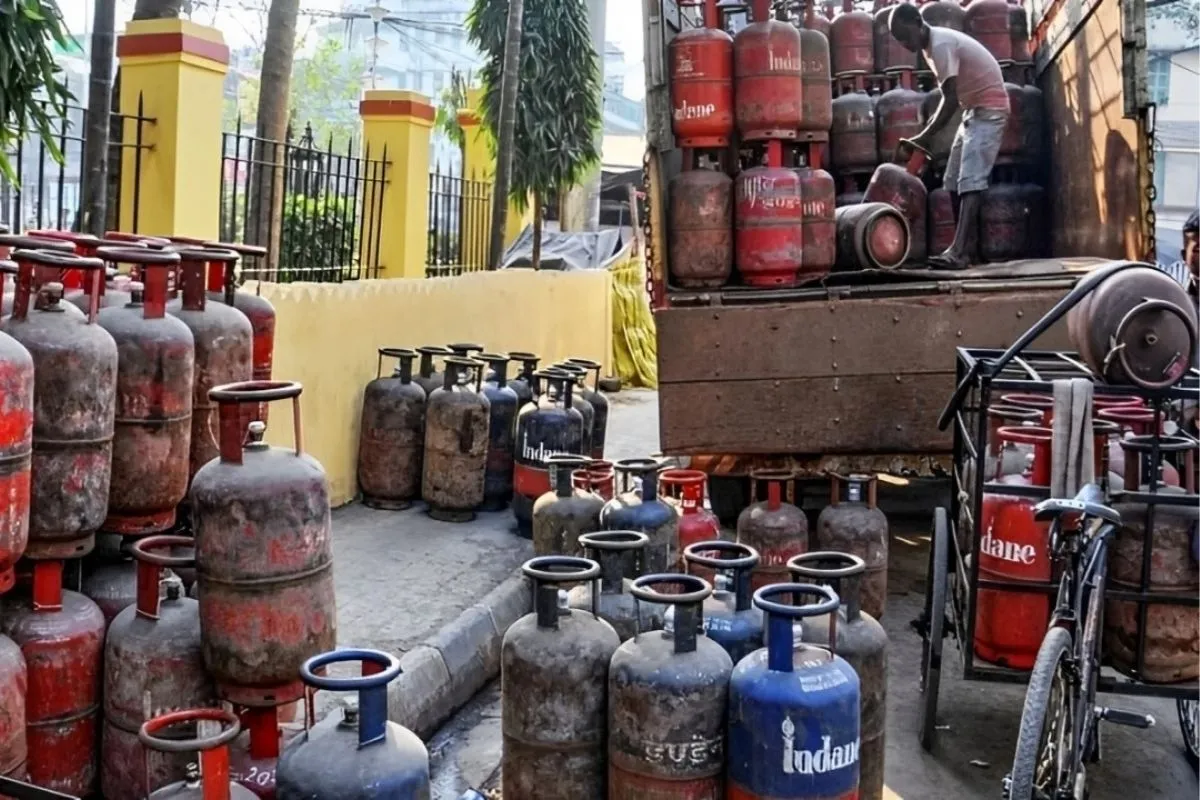 #LPGPriceCut ,#GasCylinderRates, #CommercialCylinderUpdate, #LPGNews, #DomesticGasRates ,#DelhiGasPrice ,#PetroleumMinistry ,#LPGSubsidyUpdate, #CylinderRateToday ,#BreakingNewsIndia