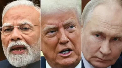 “President Salary: पुतिन, ट्रंप और मोदी की कमाई, जानिए दुनिया के सबसे ताकतवर नेताओं का सच” News Article: जब रूस के राष्ट्रपति व्लादिमीर पुतिन भारत दौरे पर आते हैं, तो केवल उनकी राजनीतिक चर्चाएँ ही नहीं, बल्कि उनकी सैलरी और सरकारी सुविधाएँ भी लोगों की दिलचस्पी का विषय बन जाती हैं। आइए जानते हैं पुतिन, डोनाल्ड ट्रंप और नरेंद्र मोदी की बेसिक सैलरी और सरकारी अलाउंस की पूरी जानकारी। 1. व्लादिमीर पुतिन (रूस) रूस के राष्ट्रपति पुतिन की सालाना बेसिक सैलरी लगभग $1,40,000 (करीब 1.16 करोड़ रुपए) है। हालांकि, इसमें उनकी सरकारी सुविधाएँ शामिल नहीं हैं। पुतिन को सरकारी बंगला, फुल-टाइम सिक्योरिटी, यात्रा और अन्य राष्ट्रपति अलाउंस मिलते हैं, जो उनके जीवन को आरामदायक बनाते हैं। 2. डोनाल्ड ट्रंप (अमेरिका) संयुक्त राज्य अमेरिका के पूर्व राष्ट्रपति डोनाल्ड ट्रंप की बेसिक सैलरी सालाना $4,00,000 (लगभग 3.32 करोड़ रुपए) है। इसके अलावा ट्रैवल, मनोरंजन और हाउस मैनेजमेंट के लिए अलग अलाउंस भी दिए जाते हैं। सभी सुविधाओं को मिलाकर उनकी कुल ऑफिसियल इनकम लगभग $5,69,000 होती है। 3. नरेंद्र मोदी (भारत) प्रधानमंत्री नरेंद्र मोदी की सैलरी पुतिन और ट्रंप की तुलना में काफी कम है। उनका मासिक वेतन लगभग 1.66 लाख रुपए, यानी सालाना करीब 20 लाख रुपए है। मोदी जी व्यक्तिगत सैलरी के रूप में केवल ₹50,000 लेते हैं, जबकि बाकी राशि प्रधानमंत्री रिलीफ फंड में दान कर देते हैं। इसके अलावा उन्हें सरकारी बंगला, सुरक्षा, स्टाफ और यात्रा जैसी सभी सुविधाएँ मिलती हैं। तीनों नेताओं की तुलना: पुतिन और मोदी की बेसिक सैलरी ट्रंप की तुलना में कम है। असली ताकत उनके पद, राजनीतिक निर्णय और देश के संसाधनों पर नियंत्रण में निहित है। सैलरी केवल उनके जीवन स्तर की एक झलक पेश करती है, लेकिन उनके प्रभाव और शक्ति का निर्धारण नहीं करती।