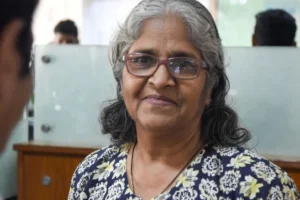 बैंक में कांपते हाथों से बोली बुज़ुर्ग महिला…1 करोड़ ट्रांसफर कर दो….मैनेजर को हुआ शक…कुछ ही देर में सामने आ गया खौफनाक साइबर जाल…