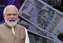 "केंद्रीय कर्मचारियों के लिए 3 बड़ी खबरें: 8वें वेतन आयोग के ToR में उठे सवाल, पेंशन और DA पर बढ़ी चिंता" सबहेडिंग: 8th CPC के ToR में अस्पष्टता ने बढ़ाई केंद्रीय कर्मचारियों और पेंशनभोगियों की बेचैनी, संसद के शीतकालीन सत्र में होगा बड़ा मुद्दा न्यूज़ आर्टिकल: नई दिल्ली। केंद्रीय कर्मचारियों और पेंशनभोगियों के बीच 8वें केंद्रीय वेतन आयोग (8th CPC) के टर्म्स ऑफ़ रेफरेंस (ToR) को लेकर असमंजस बढ़ गया है। विभिन्न कर्मचारी यूनियनों ने सरकार को पत्र लिखकर वेतन संशोधन, पेंशन व्यवस्था, NPS/UPS प्रावधान, महंगाई भत्ते (DA), दया नियुक्ति और ट्रेड यूनियन अधिकार जैसी महत्वपूर्ण बिंदुओं की कमी या अस्पष्टता पर चिंता जताई है। संसद में चर्चा की संभावना: 1 दिसंबर से शुरू हो रहे संसद के शीतकालीन सत्र में यह मुद्दा चर्चा का केंद्र बन सकता है। कई सांसद सरकार से सवाल पूछने वाले हैं, जैसे कि क्या 8वें वेतन आयोग के ToR से पेंशन संशोधन हटा दिया गया है। पहले के आयोगों में पेंशन संशोधन स्पष्ट रूप से शामिल होता था, लेकिन इस बार इसकी अनुपस्थिति ने पेंशनभोगियों में चिंता बढ़ा दी है। DA और DR मर्जर पर नजर: कर्मचारी संगठनों का मानना है कि महंगाई भत्ता (DA) और पेंशन का महंगाई भत्ता (DR) बेसिक पे में मर्ज किया जाना चाहिए। वर्तमान में DA 50% से अधिक है और महंगाई दर ऊँची बनी हुई है। यदि DA-DR मर्जर तुरंत लागू हो जाता है, तो यह कर्मचारियों और पेंशनभोगियों के लिए तत्काल राहत का माध्यम बन सकता है। वित्त मंत्रालय 2 दिसंबर को इस पर आधिकारिक जवाब देगा। पेंशनभोगियों की चिंता: लगभग 69 लाख पेंशनभोगी अपनी पेंशन संशोधन पर निर्भर हैं। अगर पेंशन संशोधन आयोग के दायरे से हटा दिया जाता है, तो पेंशन संरचना में बड़े बदलाव आ सकते हैं और पुराने तथा नए पेंशनभोगियों के बीच आय का अंतर बढ़ सकता है। ToR में इस्तेमाल की गई भाषा जैसे "unfunded cost of non-contributory pension schemes" यह संकेत देती है कि सरकार सामाजिक सुरक्षा के बजाय वित्तीय बोझ को प्राथमिकता दे सकती है। कर्मचारी यूनियनों और पेंशनभोगियों की नजर अब सरकार के जवाब और 8वें वेतन आयोग की रिपोर्ट पर टिकी है, जो उनके भविष्य के वेतन और पेंशन को सीधे प्रभावित करेगी।