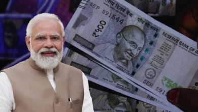 "केंद्रीय कर्मचारियों के लिए 3 बड़ी खबरें: 8वें वेतन आयोग के ToR में उठे सवाल, पेंशन और DA पर बढ़ी चिंता" सबहेडिंग: 8th CPC के ToR में अस्पष्टता ने बढ़ाई केंद्रीय कर्मचारियों और पेंशनभोगियों की बेचैनी, संसद के शीतकालीन सत्र में होगा बड़ा मुद्दा न्यूज़ आर्टिकल: नई दिल्ली। केंद्रीय कर्मचारियों और पेंशनभोगियों के बीच 8वें केंद्रीय वेतन आयोग (8th CPC) के टर्म्स ऑफ़ रेफरेंस (ToR) को लेकर असमंजस बढ़ गया है। विभिन्न कर्मचारी यूनियनों ने सरकार को पत्र लिखकर वेतन संशोधन, पेंशन व्यवस्था, NPS/UPS प्रावधान, महंगाई भत्ते (DA), दया नियुक्ति और ट्रेड यूनियन अधिकार जैसी महत्वपूर्ण बिंदुओं की कमी या अस्पष्टता पर चिंता जताई है। संसद में चर्चा की संभावना: 1 दिसंबर से शुरू हो रहे संसद के शीतकालीन सत्र में यह मुद्दा चर्चा का केंद्र बन सकता है। कई सांसद सरकार से सवाल पूछने वाले हैं, जैसे कि क्या 8वें वेतन आयोग के ToR से पेंशन संशोधन हटा दिया गया है। पहले के आयोगों में पेंशन संशोधन स्पष्ट रूप से शामिल होता था, लेकिन इस बार इसकी अनुपस्थिति ने पेंशनभोगियों में चिंता बढ़ा दी है। DA और DR मर्जर पर नजर: कर्मचारी संगठनों का मानना है कि महंगाई भत्ता (DA) और पेंशन का महंगाई भत्ता (DR) बेसिक पे में मर्ज किया जाना चाहिए। वर्तमान में DA 50% से अधिक है और महंगाई दर ऊँची बनी हुई है। यदि DA-DR मर्जर तुरंत लागू हो जाता है, तो यह कर्मचारियों और पेंशनभोगियों के लिए तत्काल राहत का माध्यम बन सकता है। वित्त मंत्रालय 2 दिसंबर को इस पर आधिकारिक जवाब देगा। पेंशनभोगियों की चिंता: लगभग 69 लाख पेंशनभोगी अपनी पेंशन संशोधन पर निर्भर हैं। अगर पेंशन संशोधन आयोग के दायरे से हटा दिया जाता है, तो पेंशन संरचना में बड़े बदलाव आ सकते हैं और पुराने तथा नए पेंशनभोगियों के बीच आय का अंतर बढ़ सकता है। ToR में इस्तेमाल की गई भाषा जैसे "unfunded cost of non-contributory pension schemes" यह संकेत देती है कि सरकार सामाजिक सुरक्षा के बजाय वित्तीय बोझ को प्राथमिकता दे सकती है। कर्मचारी यूनियनों और पेंशनभोगियों की नजर अब सरकार के जवाब और 8वें वेतन आयोग की रिपोर्ट पर टिकी है, जो उनके भविष्य के वेतन और पेंशन को सीधे प्रभावित करेगी।