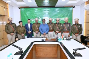 झारखंड IPS प्रमोशन: IPS पदोन्नत हुए अफसरों को मुख्यमंत्री ने बैच लगाकर किया सम्मानित, नैतिकता और जिम्मेदारियों की दी सीख, बोले…