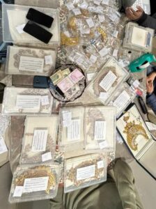 5.12 करोड़ कैश, 9 करोड़ के गहने और 35 करोड़ की प्रापर्टी, कुबेर का खजाना देख अफसरों के भी उड़ गये होश, छापा मारने पहुंची ईडी की टीम अभी भी तलाश…