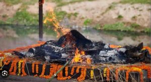 दुखद! पति की हुई मौत, तो कुछ ही मिनटों बाद पत्नी ने भी तोड़ दिया दम, एक साथ दोनों की उठी अर्थियां, एक ही चिता पर अंतिम संस्कार…