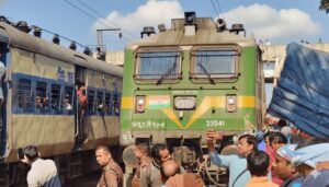 झारखंड- ट्रेन एक्सीडेंट ब्रेकिंग : ट्रेन और ट्रक में जोरदार टक्कर, रेलवे फाटक के पास हुआ हादसा, दो बाइक भी आयी चपेट में, रेलवे अफसर मौके पर…