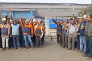 झारखंड : रोजी-रोटी पर संकट…स्ट्रेट बार मिल में लटका ताला, आक्रोशित मजदूरों ने गेट पर किया जोरदार हंगामा