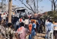 झारखंड : अनियंत्रित ट्रेलर का कहर...टेंपो-बस को मारी टक्कर, फल दुकान में घुसा ट्रक; युवक की मौत, 5 घायल