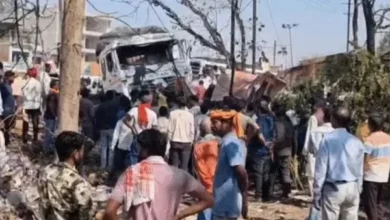 झारखंड : अनियंत्रित ट्रेलर का कहर...टेंपो-बस को मारी टक्कर, फल दुकान में घुसा ट्रक; युवक की मौत, 5 घायल