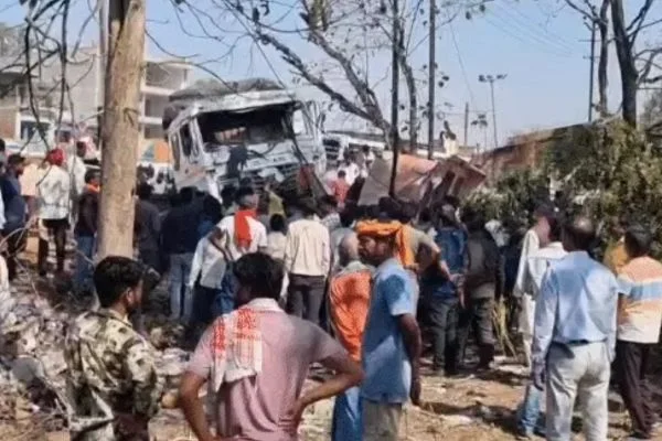 झारखंड : अनियंत्रित ट्रेलर का कहर...टेंपो-बस को मारी टक्कर, फल दुकान में घुसा ट्रक; युवक की मौत, 5 घायल