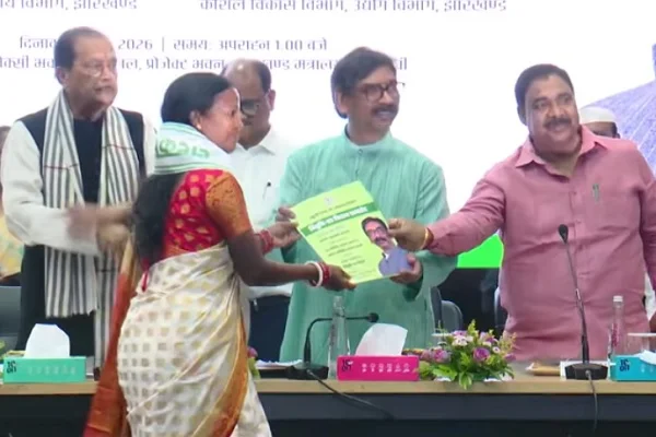 झारखंड में रोजगार का बड़ा दिन...CM हेमंत सोरेन ने 336 अभ्यर्थियों को बांटे नियुक्ति पत्र, युवाओं में दिखी नई उम्मीद